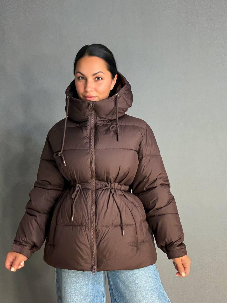 Куртка женская AN 9020-1 удлиненная с капюшоном и затяжкой талии р. 46 Коричневый - фото 4 Куртка женская AN 9020-1 удлиненная с капюшоном и затяжкой талии р. 46 Коричневый - фото 4