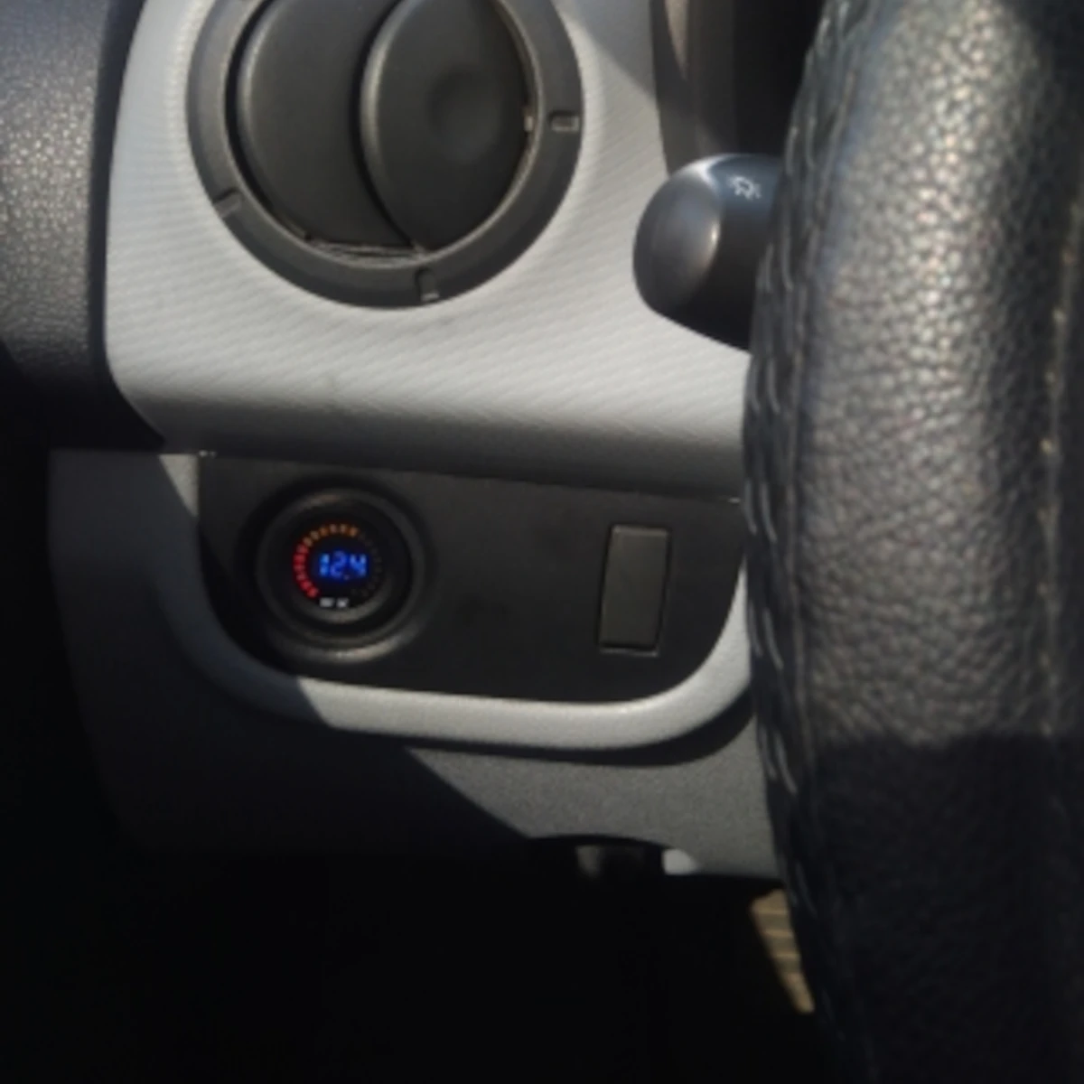 Вольтметр цифровой автомобильный постоянного тока 12V панель светодиодный цветной дисплей (48114) - фото 6 Вольтметр цифровой автомобильный постоянного тока 12V панель светодиодный цветной дисплей (48114) - фото 6