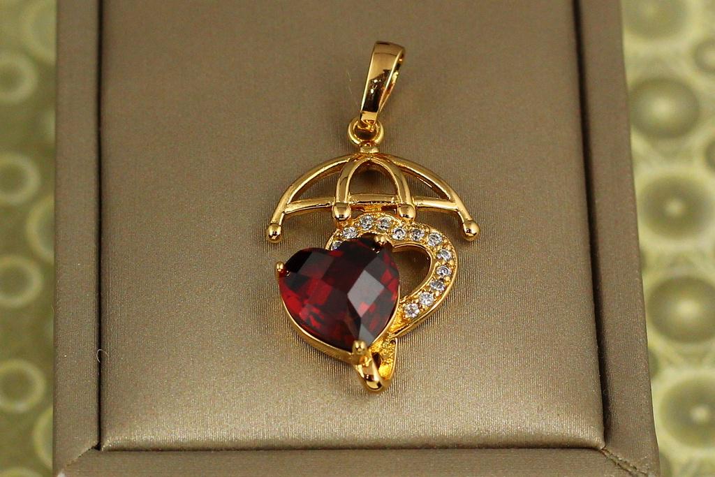 Кулон Xuping Jewelry Погода в доме с красным камнем 2,5 см Золотистый (28144969)