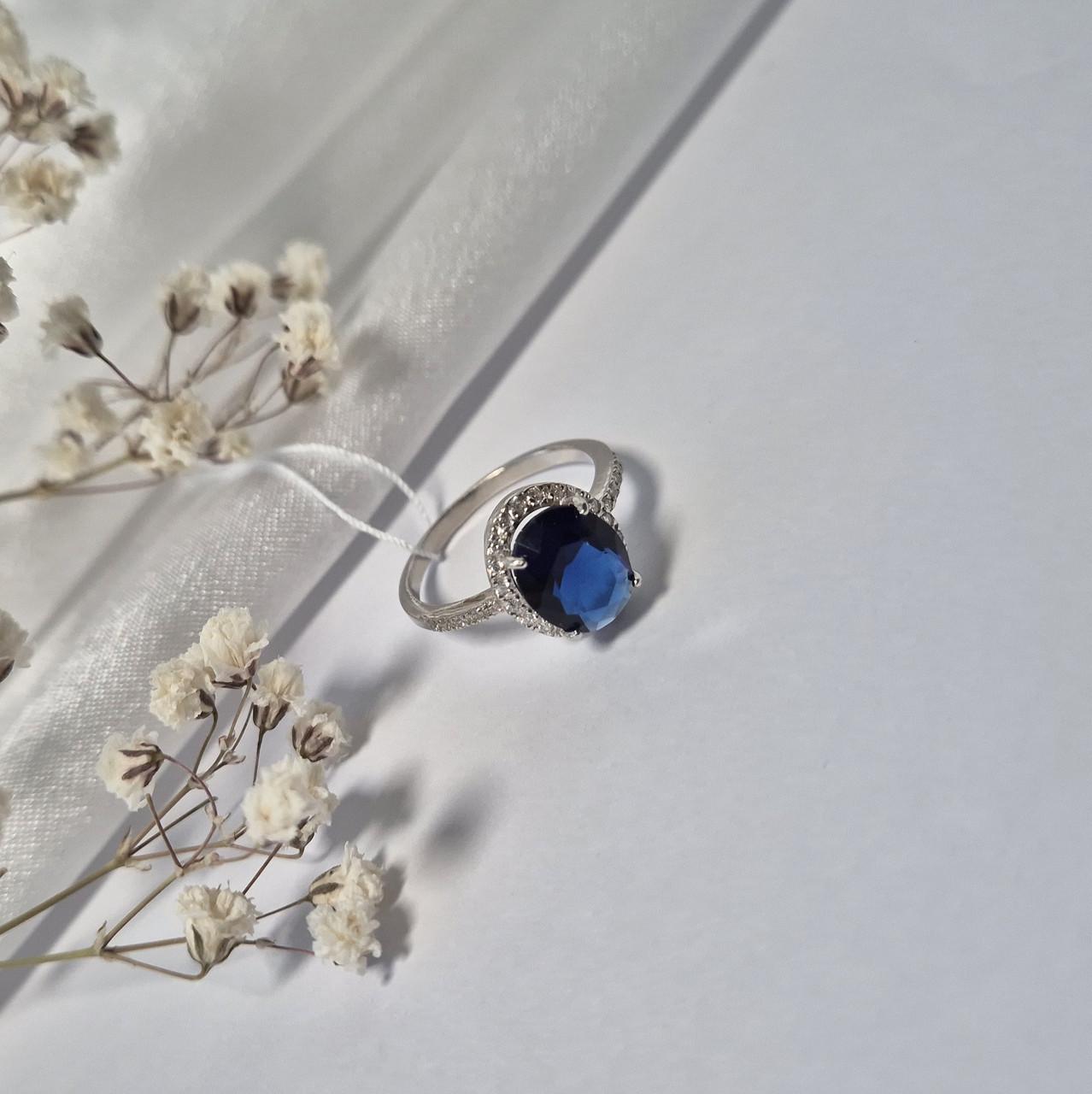 Каблучка з великим синім каменем срібло 925 проби родоване 2,38 г р. 20 (81044с) - фото 2