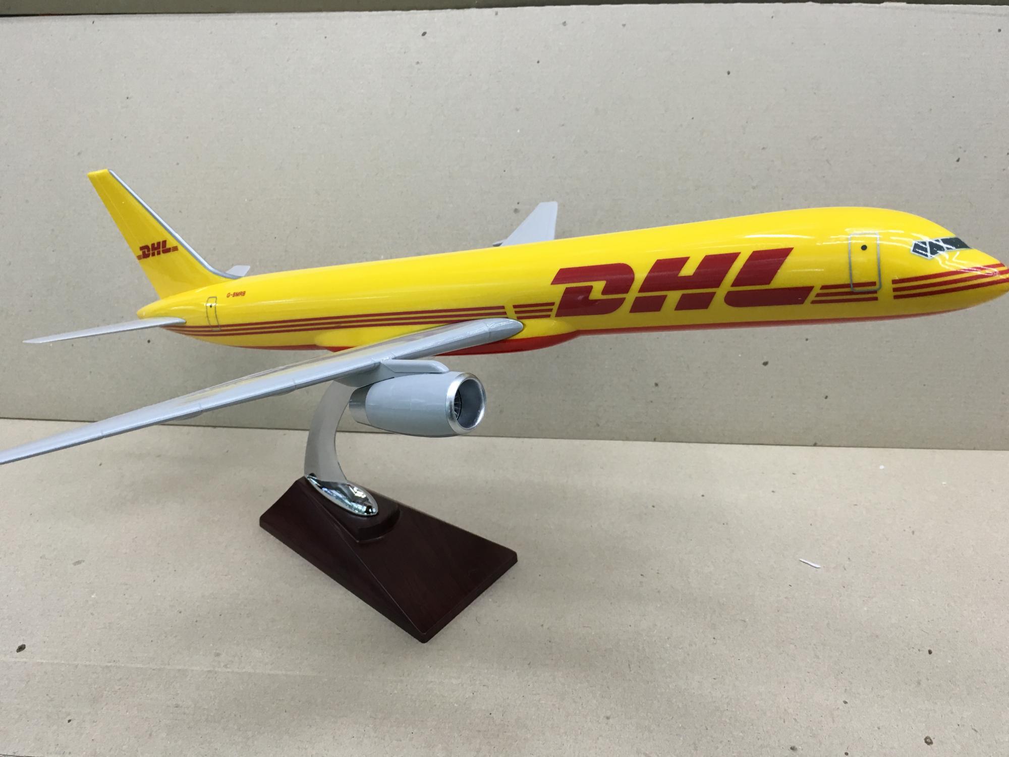 Колекційна модель вантажного літака Shantou Tongde Boeing 757 DHL 47 см