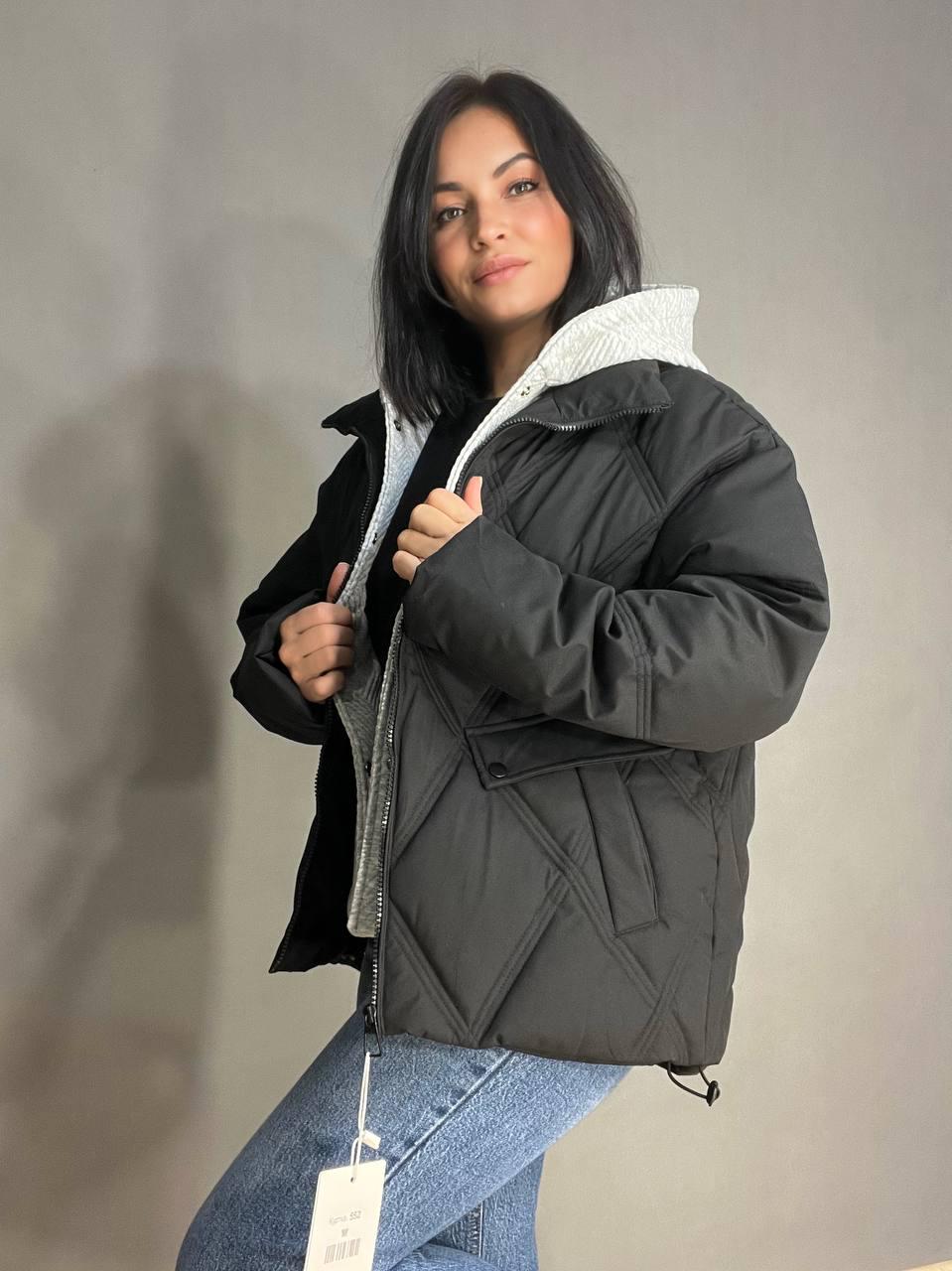 Куртка женская Joy one 552 демисезонная оверсайз трикотажная вставка с капюшоном двойная застежка M Черный (3425) - фото 7 Куртка женская Joy one 552 демисезонная оверсайз трикотажная вставка с капюшоном двойная застежка M Черный (3425) - фото 7
