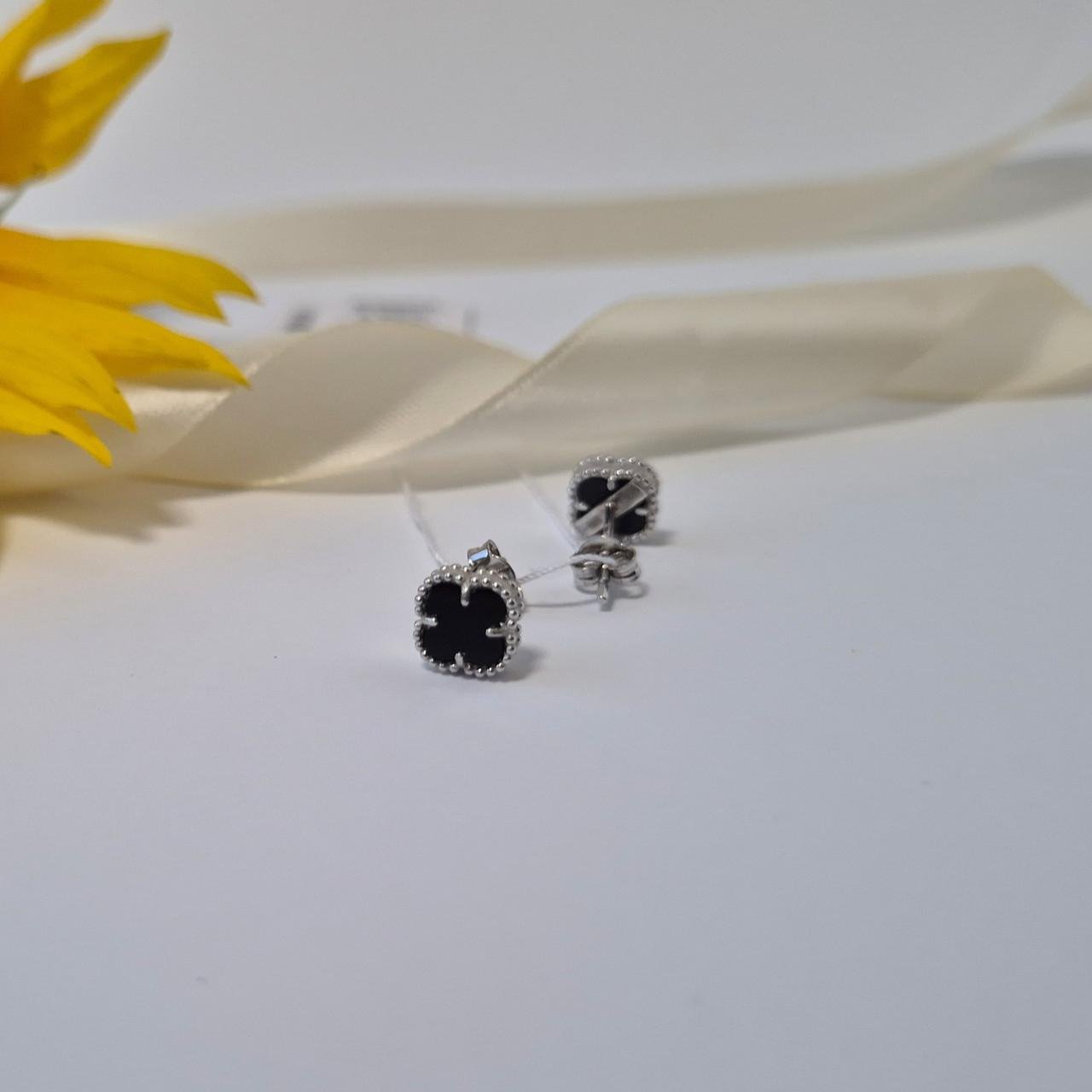 Гвоздики на фиксаторах клевер с черным ониксом серебро 925 пробы родированное 1,60 г (1664сгв)