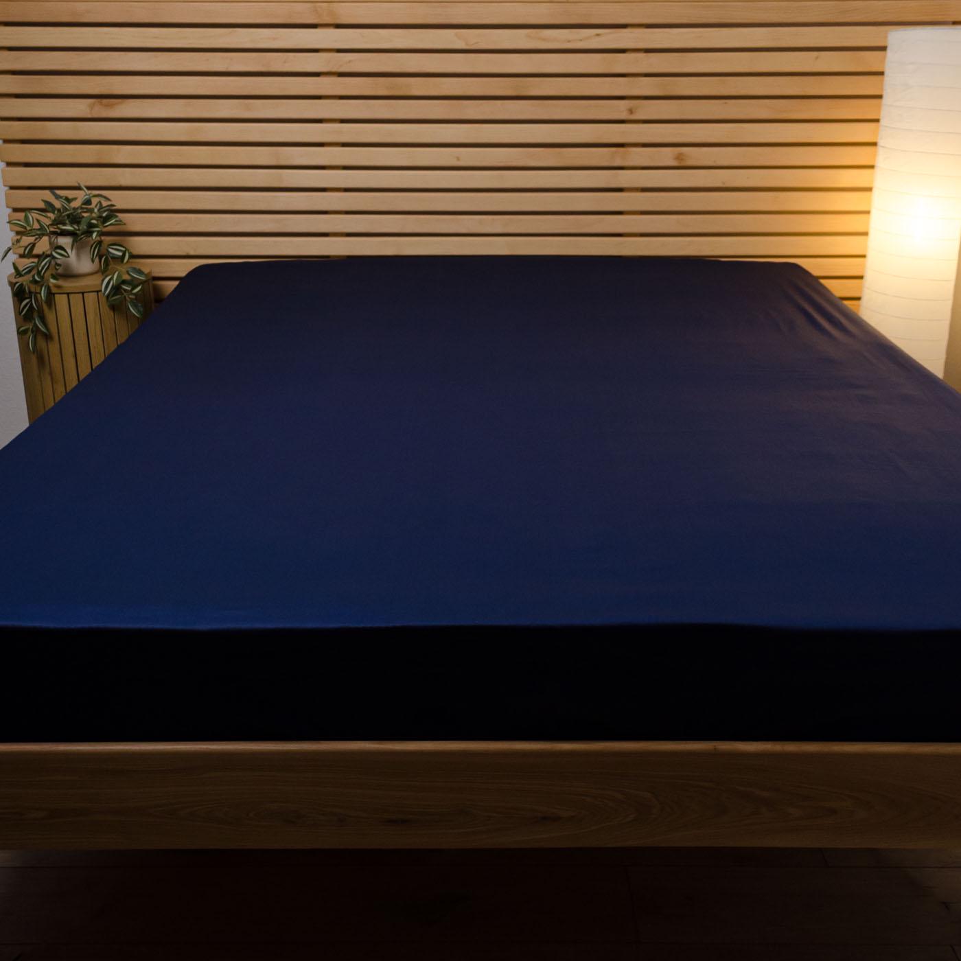 Простынь на резинке двуспальная сатин хлопок 125 г/м2 160х200х25 см Темно-синий (chn-pnr-sa-160-25-dblue) - фото 1 Простынь на резинке двуспальная сатин хлопок 125 г/м2 160х200х25 см Темно-синий (chn-pnr-sa-160-25-dblue) - фото 1