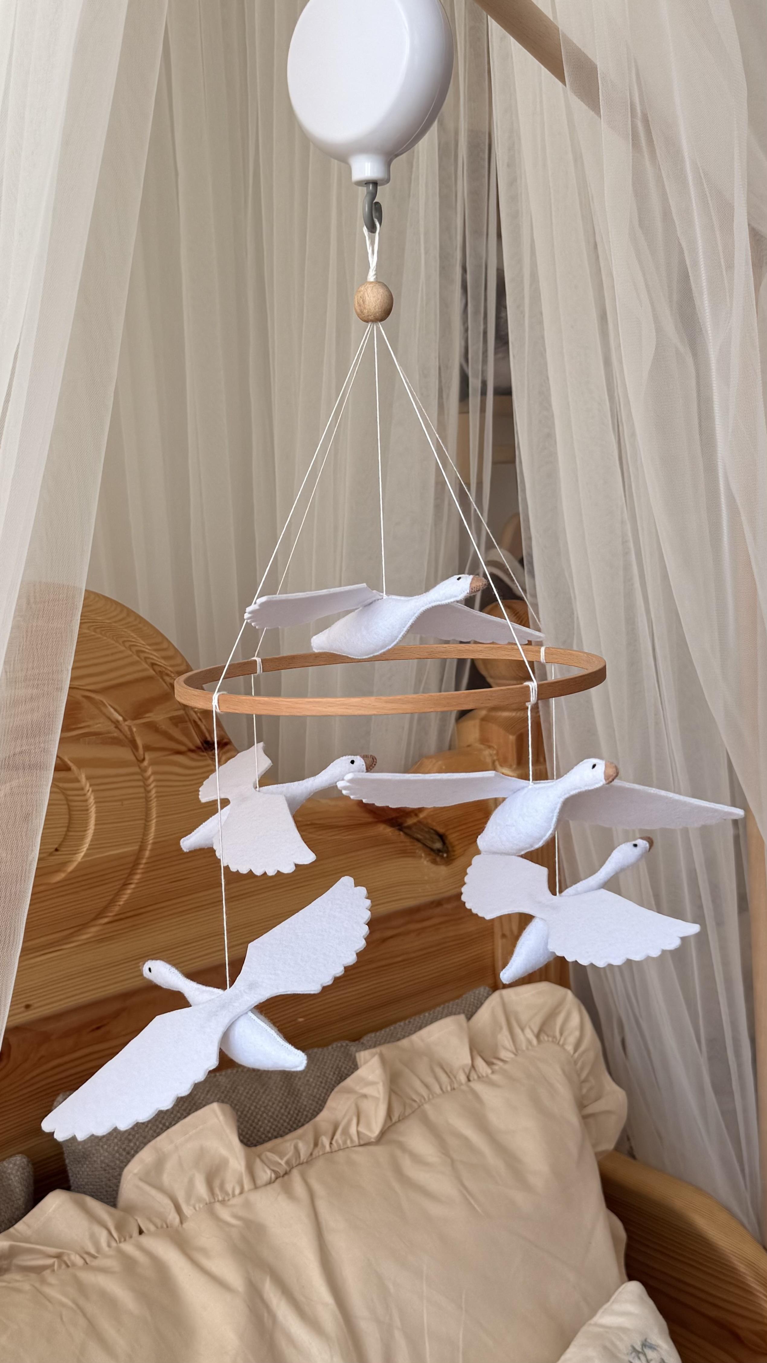 Мобіль в ліжечко Білий лебеді (31937634)