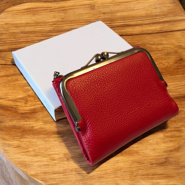 Гаманець жіночий маленький шкіряний на магніті Vera Pelle з клямкою поцілунок 13х10 см (3045) Гаманець жіночий маленький шкіряний на магніті Vera Pelle з клямкою поцілунок 13х10 см (3045)