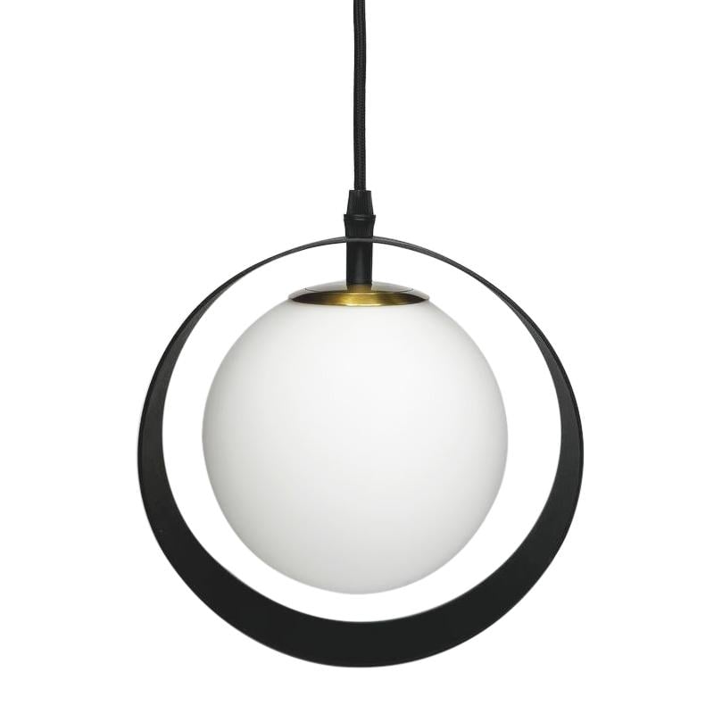 Підвісний світильник з плафоном у вигляді кулі і металевим абажуром