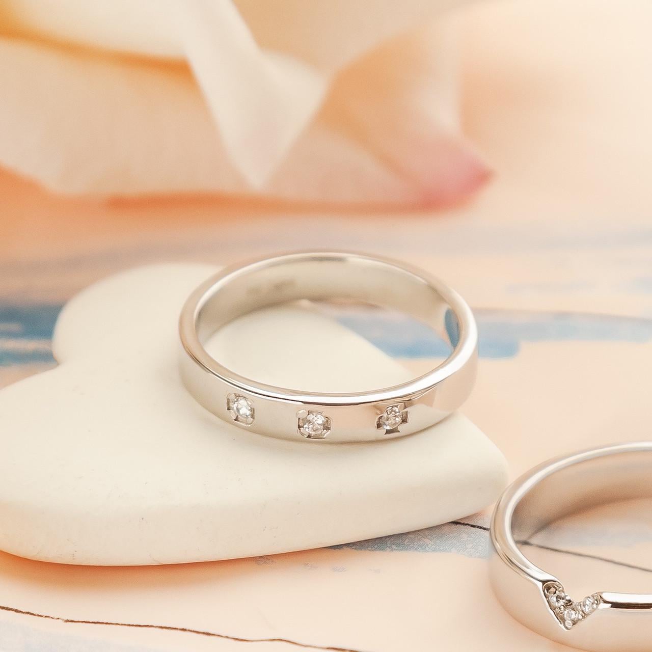 Кольцо серебряное матовое три мелких белых фианита р. 18