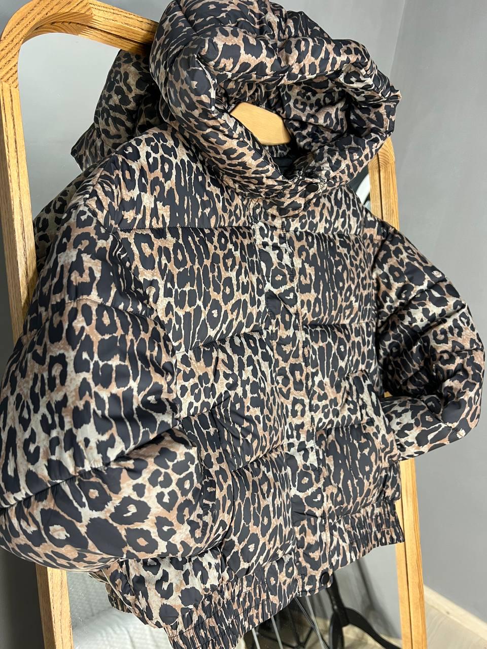 Куртка женская Lady Yep 9006 короткая с капюшоном леопардовый принт на резинке демисезонная р. 46 Темно-коричневый (3283) - фото 9 Куртка женская Lady Yep 9006 короткая с капюшоном леопардовый принт на резинке демисезонная р. 46 Темно-коричневый (3283) - фото 9