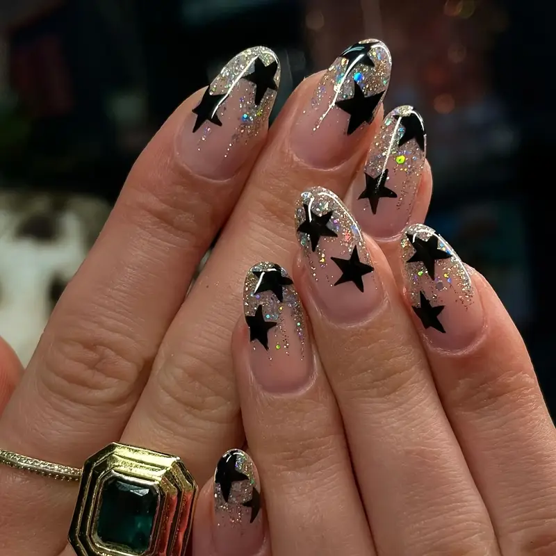 Ногти накладные френч Звезды с блестками овал средней длины с клеевыми стиками 24 шт. Серебристый с черным (3000003696) - фото 2 Ногти накладные френч Звезды с блестками овал средней длины с клеевыми стиками 24 шт. Серебристый с черным (3000003696) - фото 2