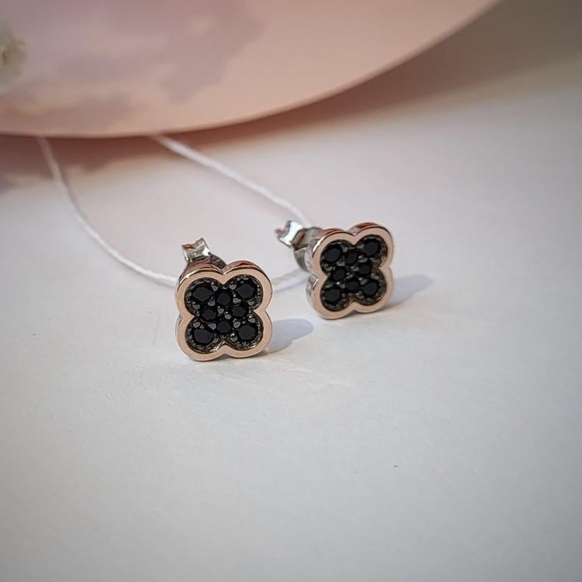 Серьги гвоздики на закрутках клевер в черных камнях с золотой пластиной 375 серебро 925 пробы (958сф2) Серьги гвоздики на закрутках клевер в черных камнях с золотой пластиной 375 серебро 925 пробы (958сф2)