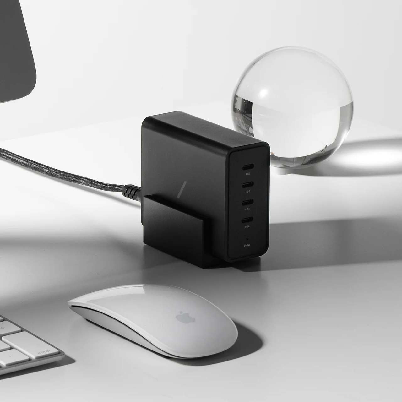 Сетевое зарядное устройство Native Union Fast GaN Charger PD 140W Desktop USB-C 4-Port Black (FAST-PD140-BLK-E - фото 4