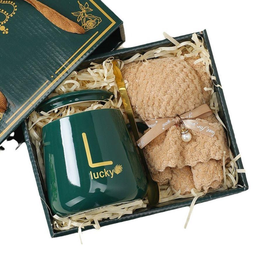 Набор подарочный чашка с крышкой и полотенцем 400 мл