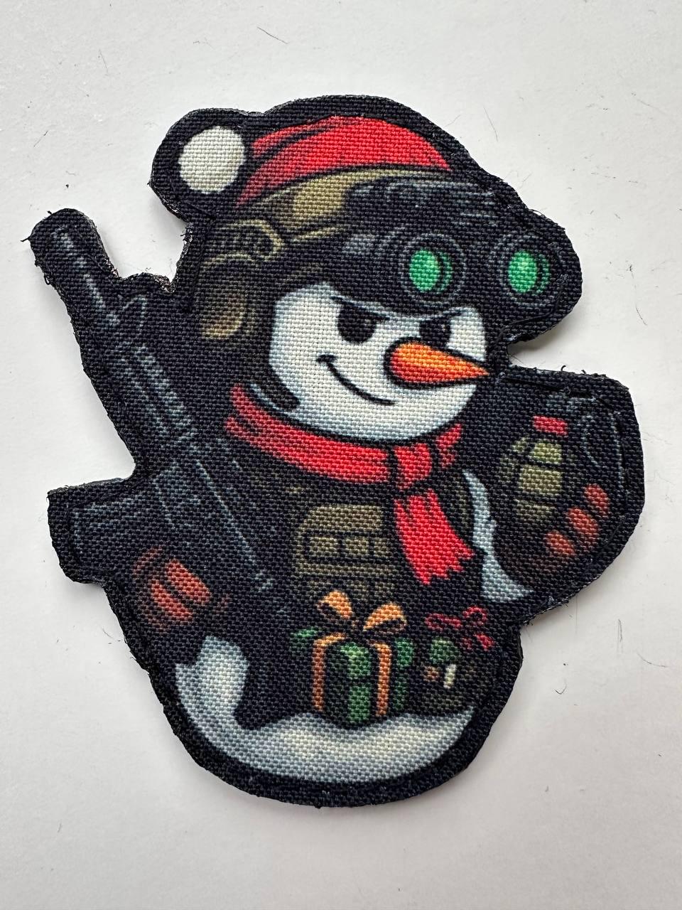 Шеврон Злой снеговик Санта Клаус с автоматом и ПНБ фигурный на липучке (SNOWMAN_PNB)