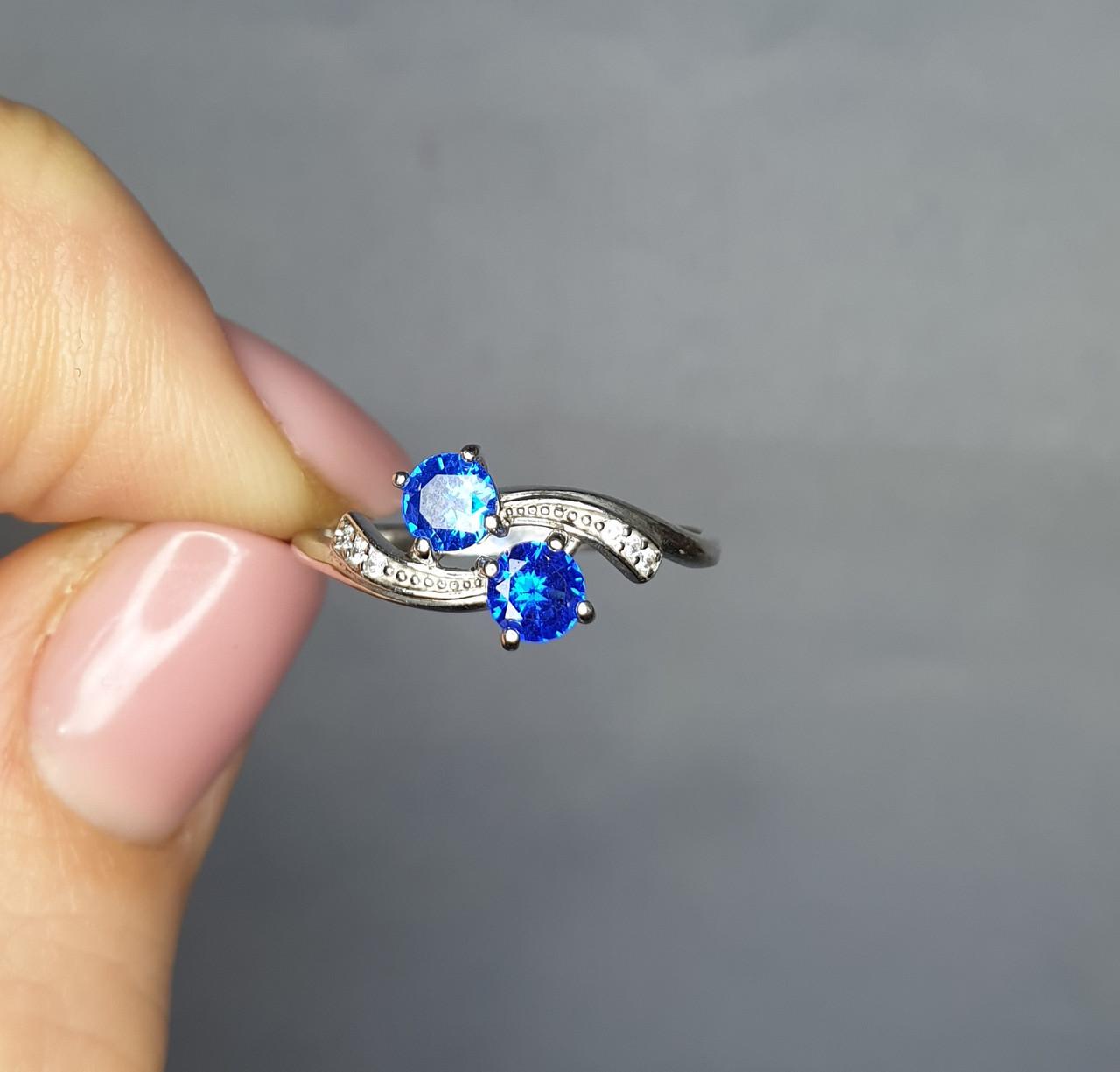 Кольцо серебряное с сапфиром р. 18 1,51 г (1393025666)