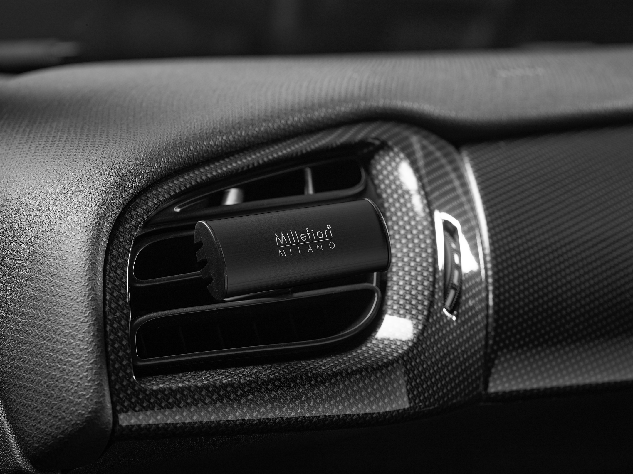 Ароматизатор автомобільний Millefiori Milano ICON Classic Black OXYGEN (16CARBK) - фото 4 Ароматизатор автомобільний Millefiori Milano ICON Classic Black OXYGEN (16CARBK) - фото 4