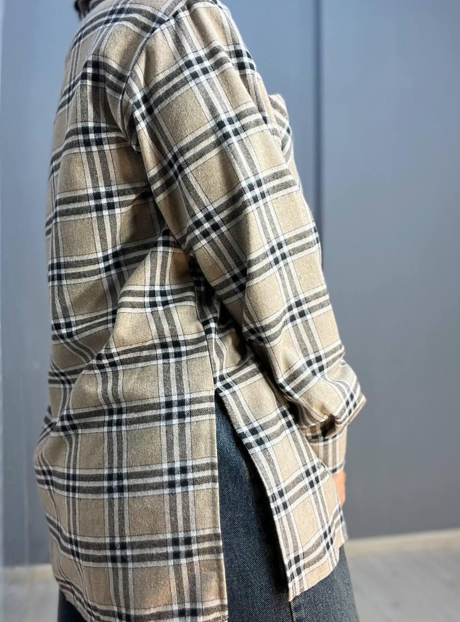 Сорочка жіноча Ariadna 8052 картата оверсайз розрізи по боках OS Бежевий (2610) - фото 5