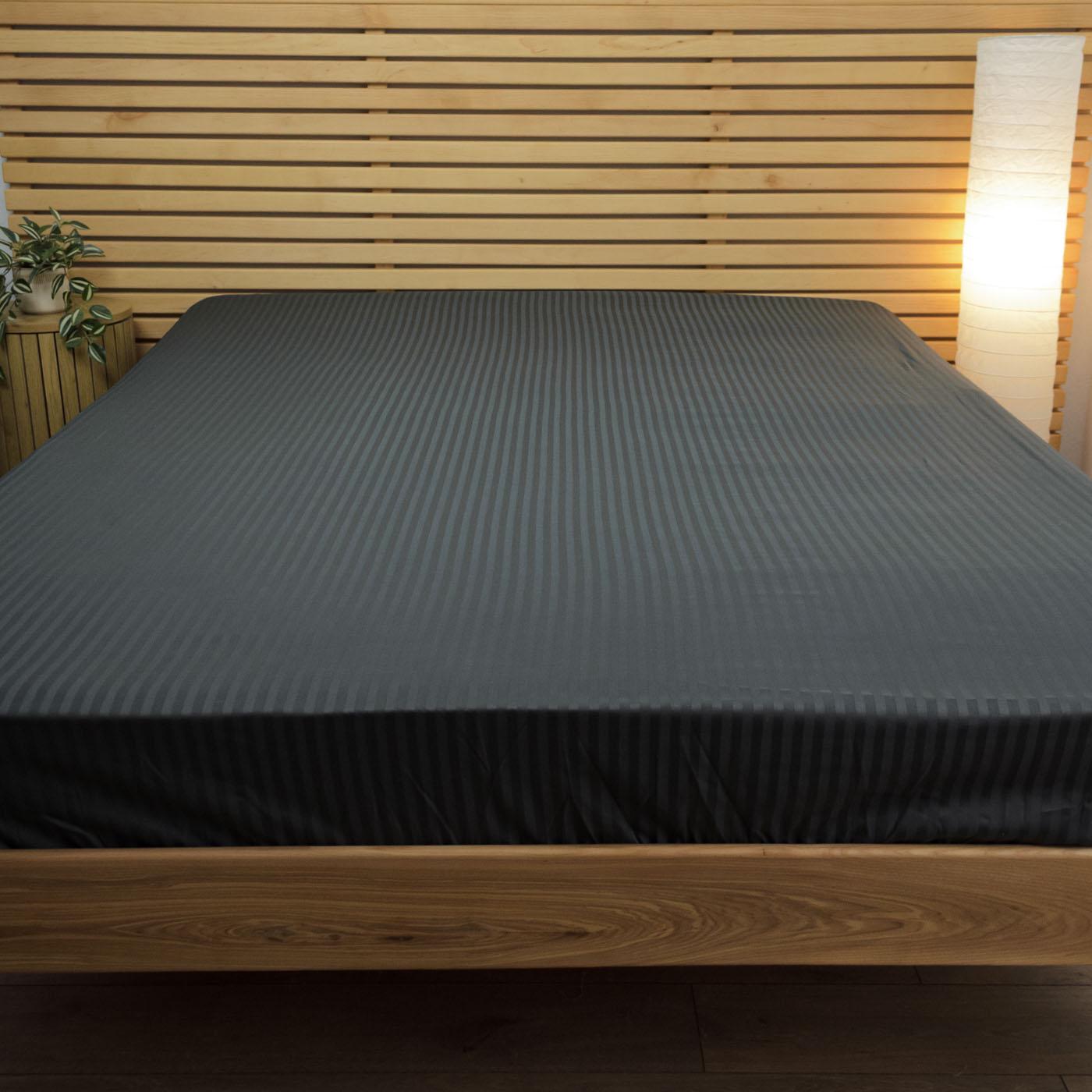 Простынь на резинке двуспальная страйп-сатин 100% хлопок 125 г/м2 180х200х30 см Графит (chn-pnr-180-30-graph)