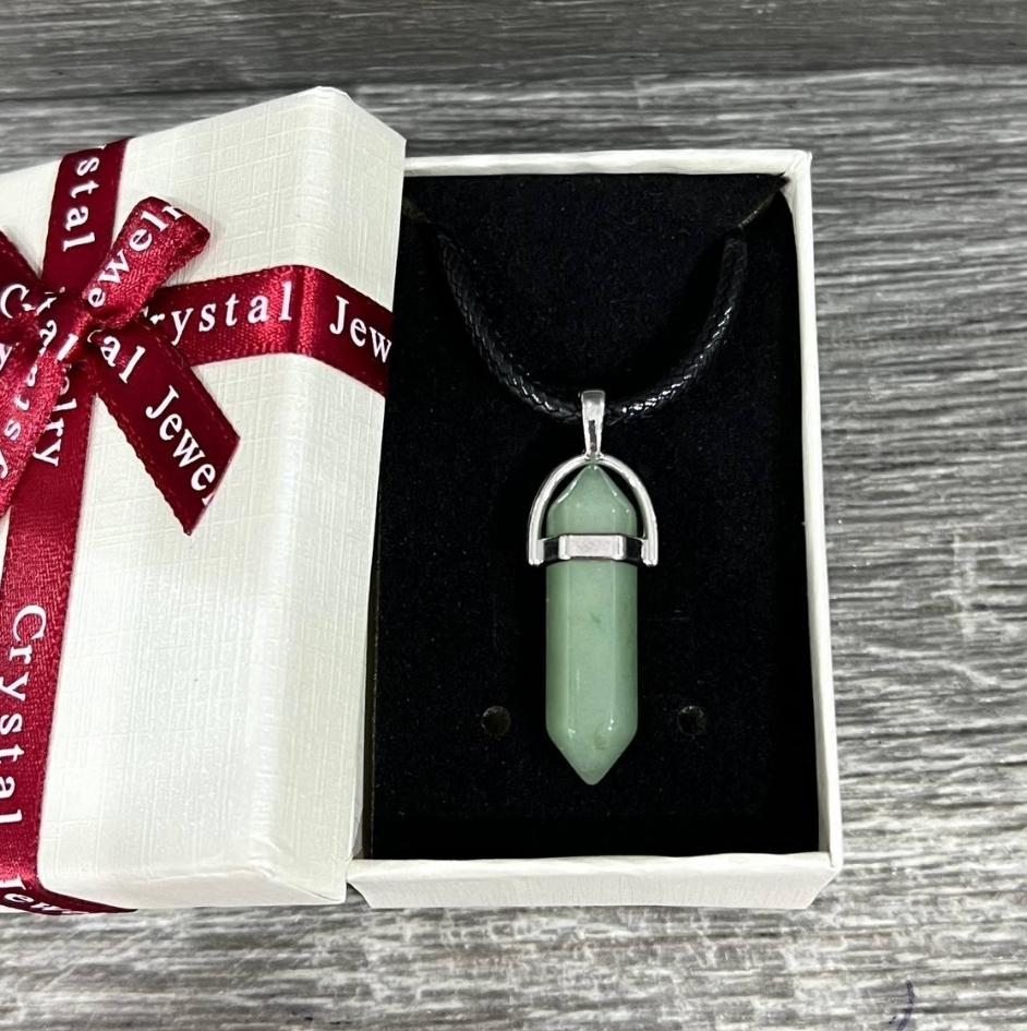 Кулон з натуральним каменем нефрит зелений у формі кристала шестикутника на шнурку екошелк в коробочці (11229)