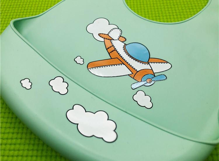 Слюнявчик силиконовый с карманом Самолетик Зеленый (1028409) - фото 3 Слюнявчик силиконовый с карманом Самолетик Зеленый (1028409) - фото 3