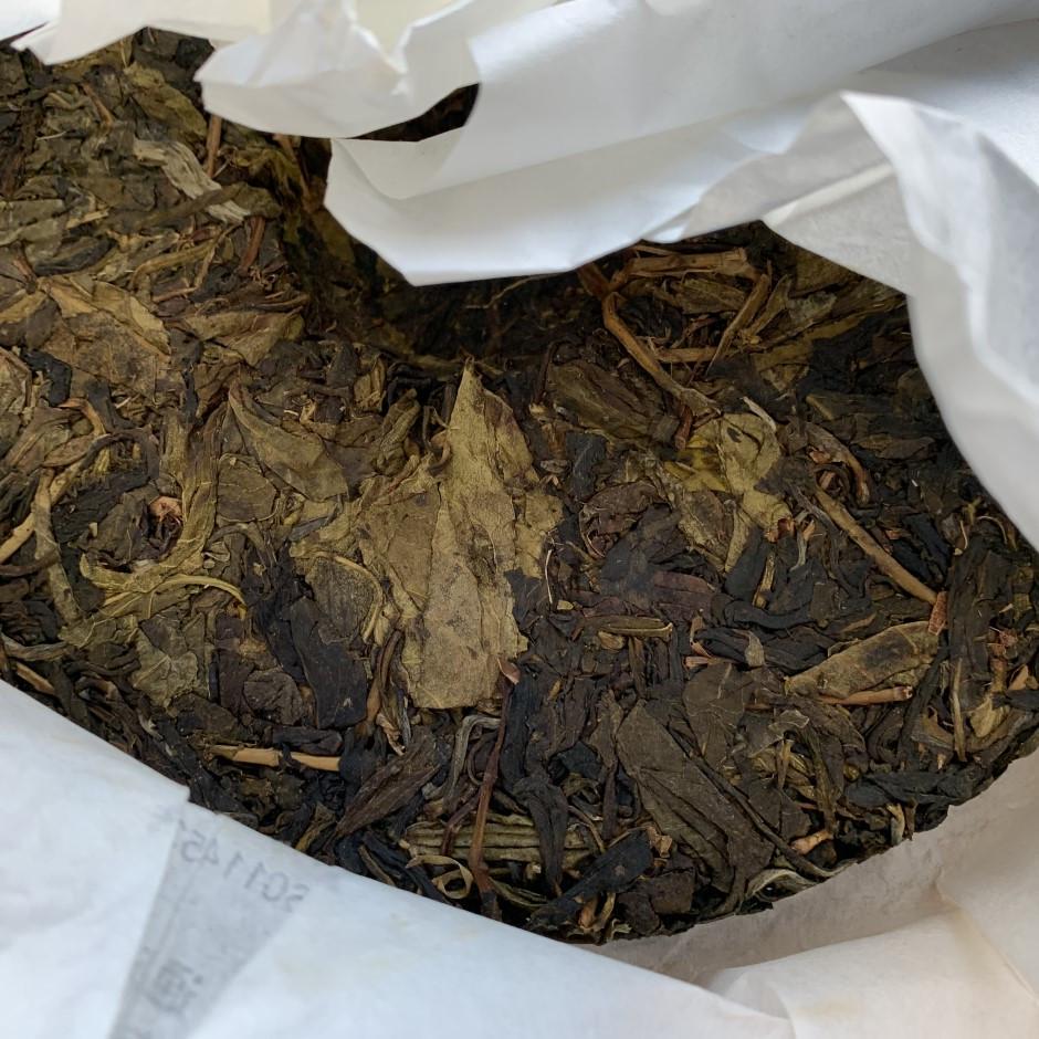Чай Подкопченный шен пуэр Menghai Bulang 2020 года 357 г - фото 4 Чай Подкопченный шен пуэр Menghai Bulang 2020 года 357 г - фото 4