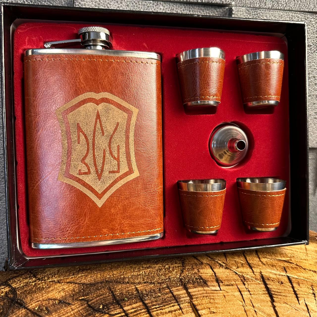 Набір фляга для алкоголю і 4 чарки в подарунковій коробці з гравіюванням ЗСУ (61044K3) - фото 2 Набір фляга для алкоголю і 4 чарки в подарунковій коробці з гравіюванням ЗСУ (61044K3) - фото 2