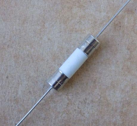 Предохранитель керамический 5x20 мм 8A F8A с выводами (52424)