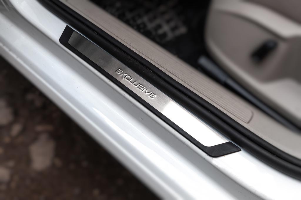 Накладки на пороги Flexill Exclusive Omsa Line для Volkswagen Golf 7/E-Golf алюминий/пластик Хром