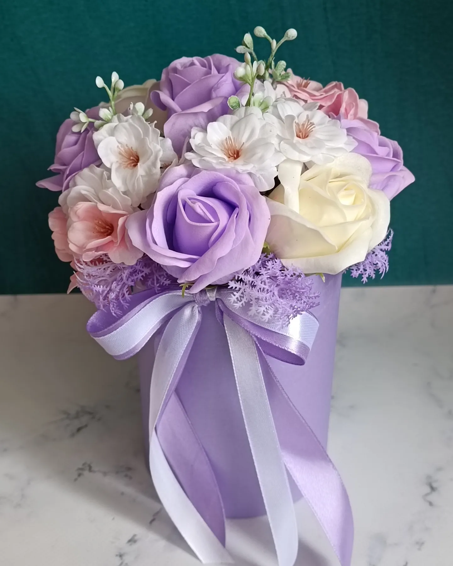 Композиція квітів зі спіненого з мила Троянди 23х18 см Біло-бузковий