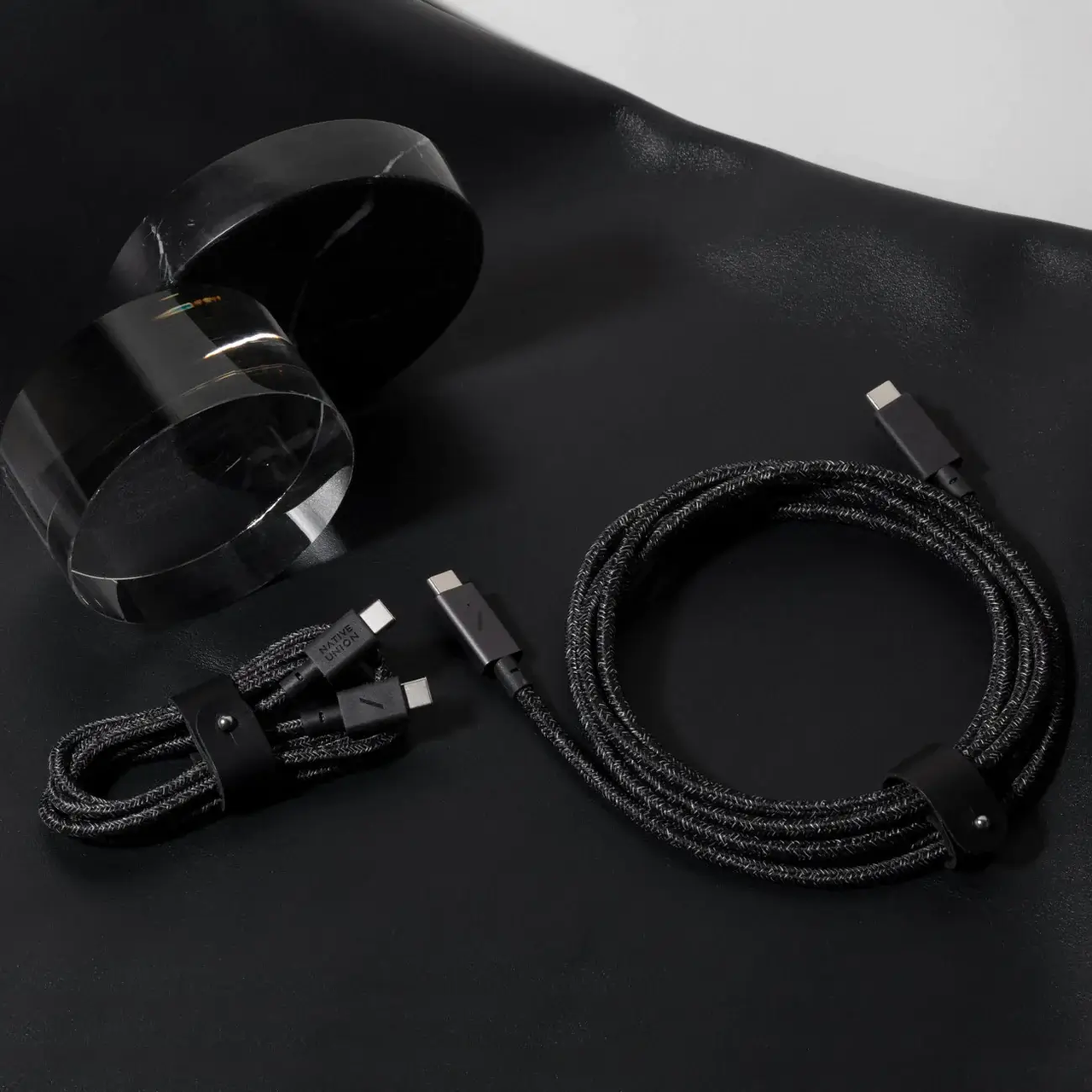 Кабель Native Union Belt Cable USB-C to USB-C 1,2 м Cosmos Black (BELT-C-CS-BLK-2-NP) - фото 2 Кабель Native Union Belt Cable USB-C to USB-C 1,2 м Cosmos Black (BELT-C-CS-BLK-2-NP) - фото 2