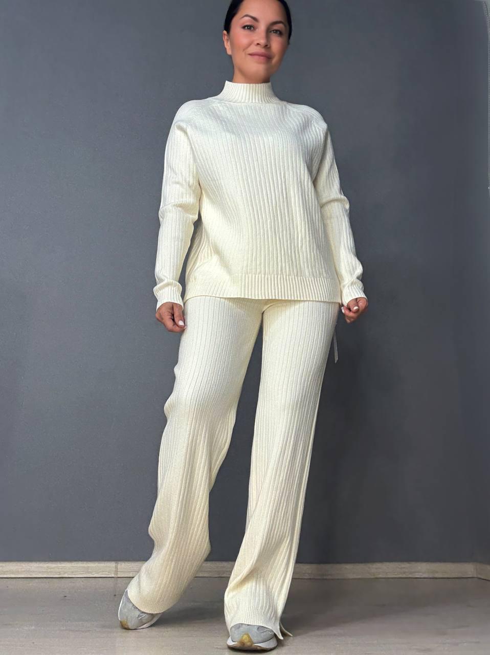 Костюм женский ACCORDDREAM 8703-28108 свитер с брюками в рубчик вязаный OS молочный (2958)