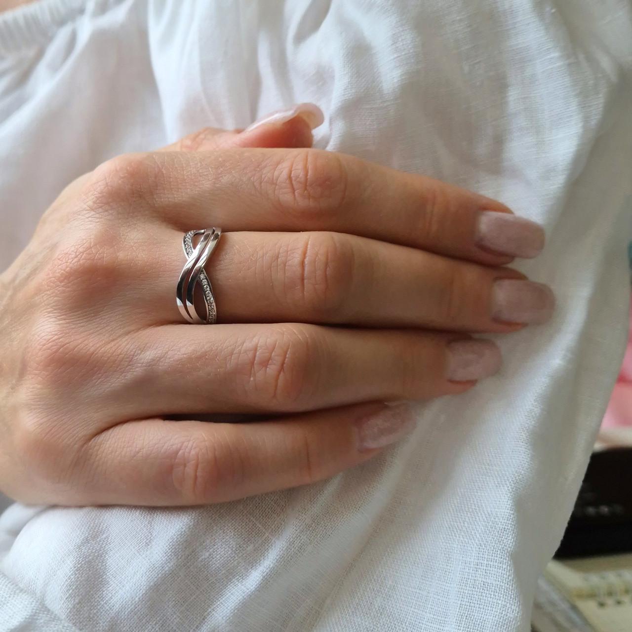 Каблучка з білими каменями нескінченність срібло 925 проби родоване р. 19.0 - фото 6 Каблучка з білими каменями нескінченність срібло 925 проби родоване р. 19.0 - фото 6