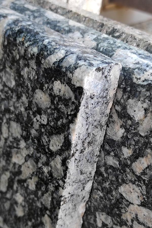 Підвіконня гранітне Корнін 2500x300x30 мм Сірий (1880-930) - фото 2 Підвіконня гранітне Корнін 2500x300x30 мм Сірий (1880-930) - фото 2