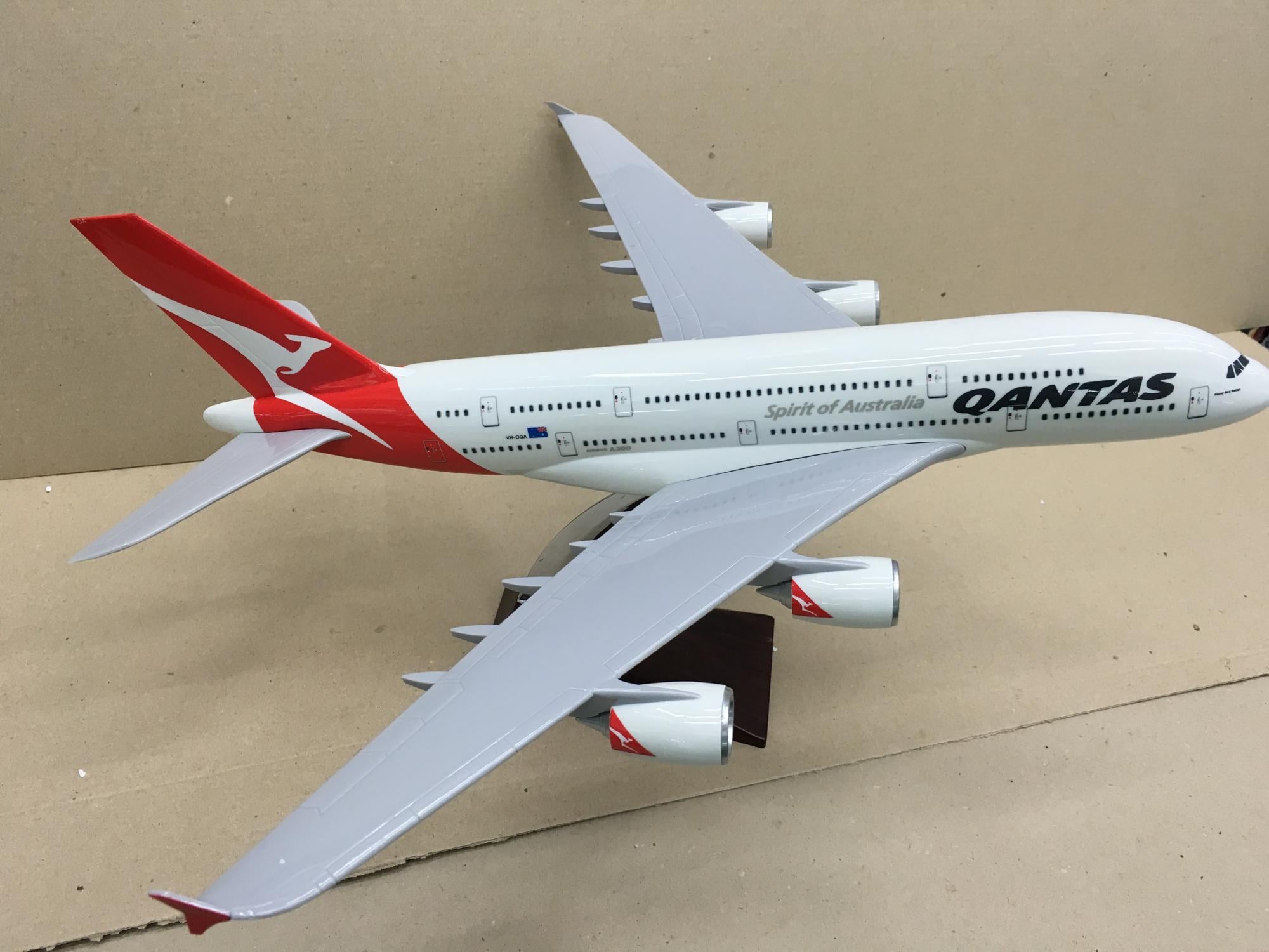 Колекційна модель літака Shantou Tongde Airbus A380 Qantas 45см