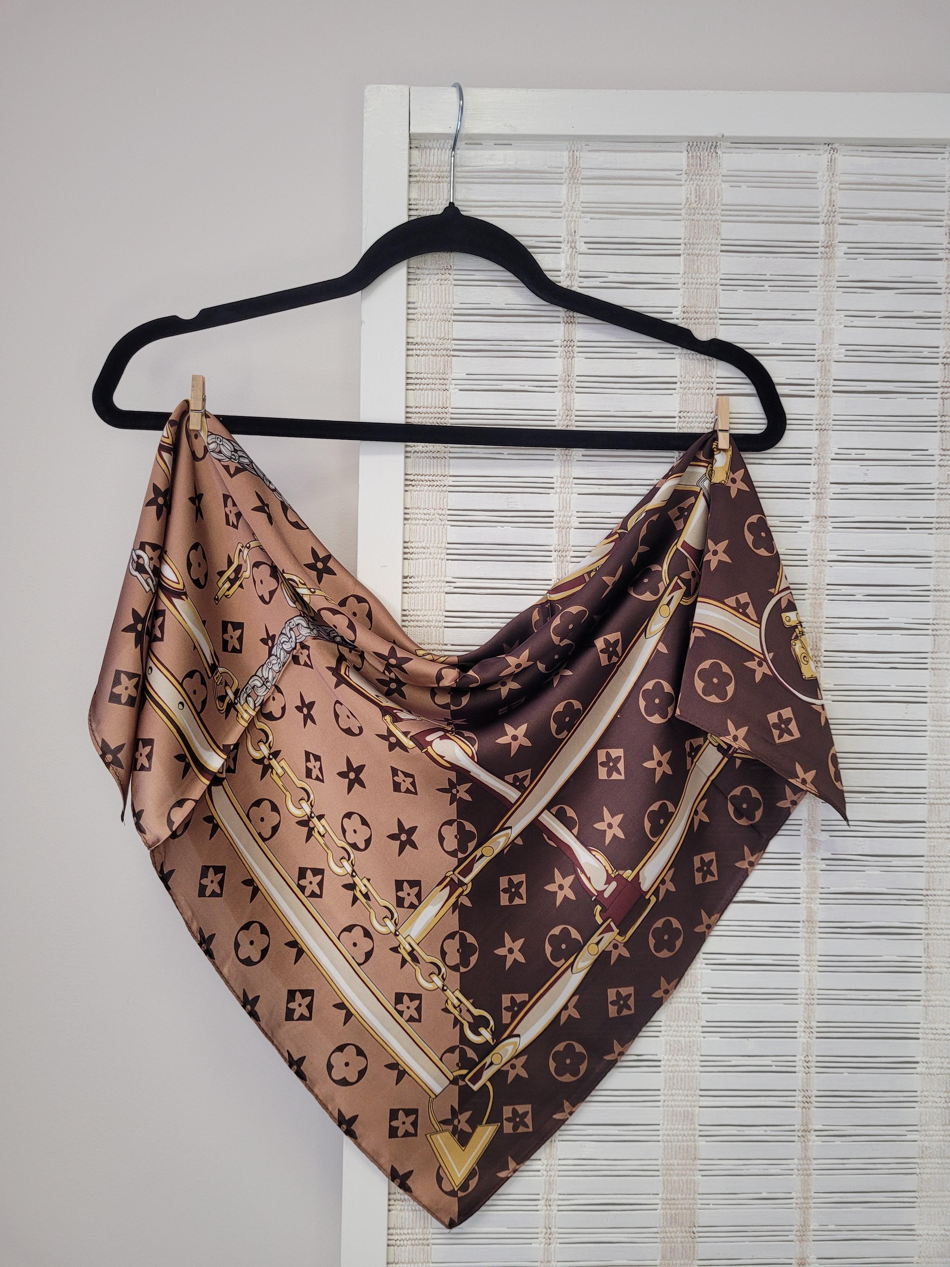 Платок женский на шею шелковый Ремни и цепи 70х70 см Коричневый