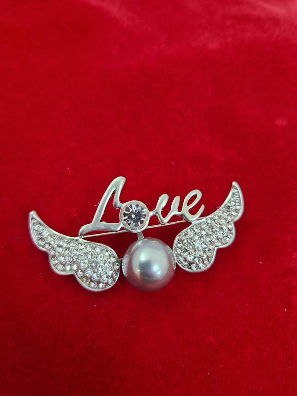 Брошь Love с крылышками Серебристый (1864583090) Брошь Love с крылышками Серебристый (1864583090)