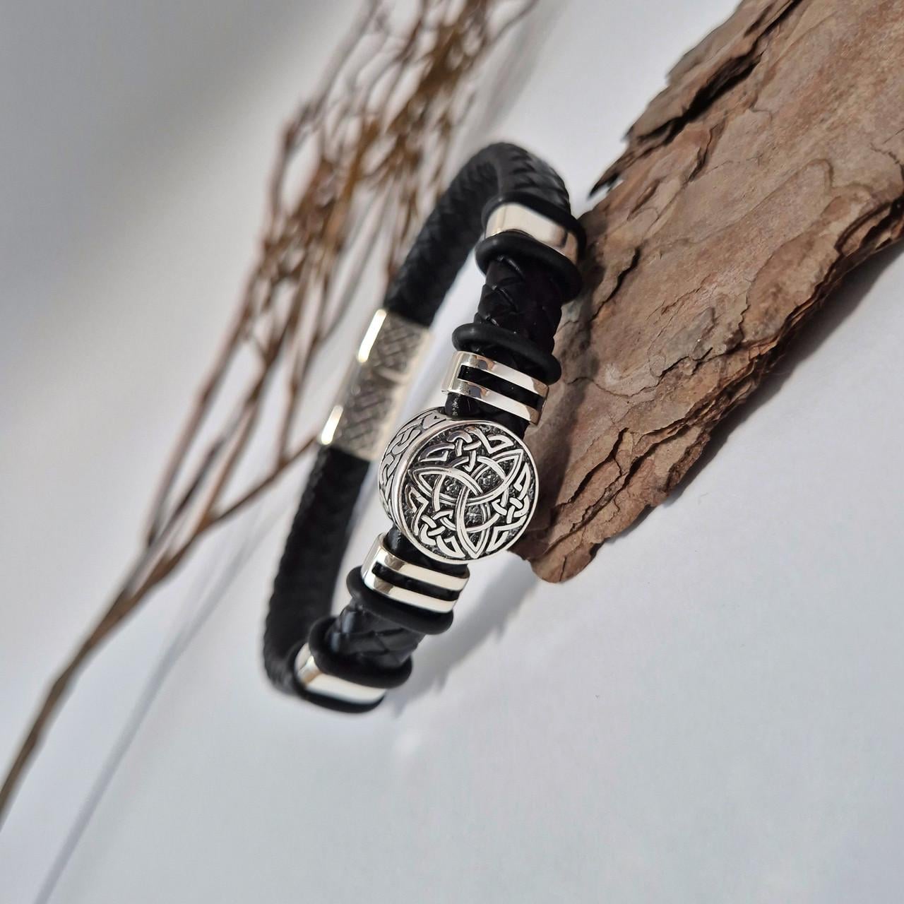 Серебряный кожаный широкий браслет Оберег Трикветр 21 см серебро 925 пробы черненое 24,85 г (75329)