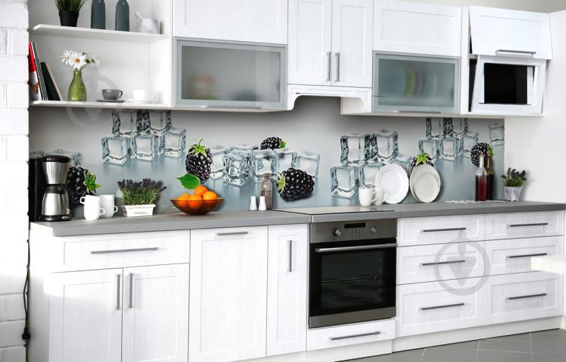 Скинали на кухню Zatarga «Ежевика во льду» 600х3000 мм виниловая 3Д наклейка кухонный фартук самоклеящаяся