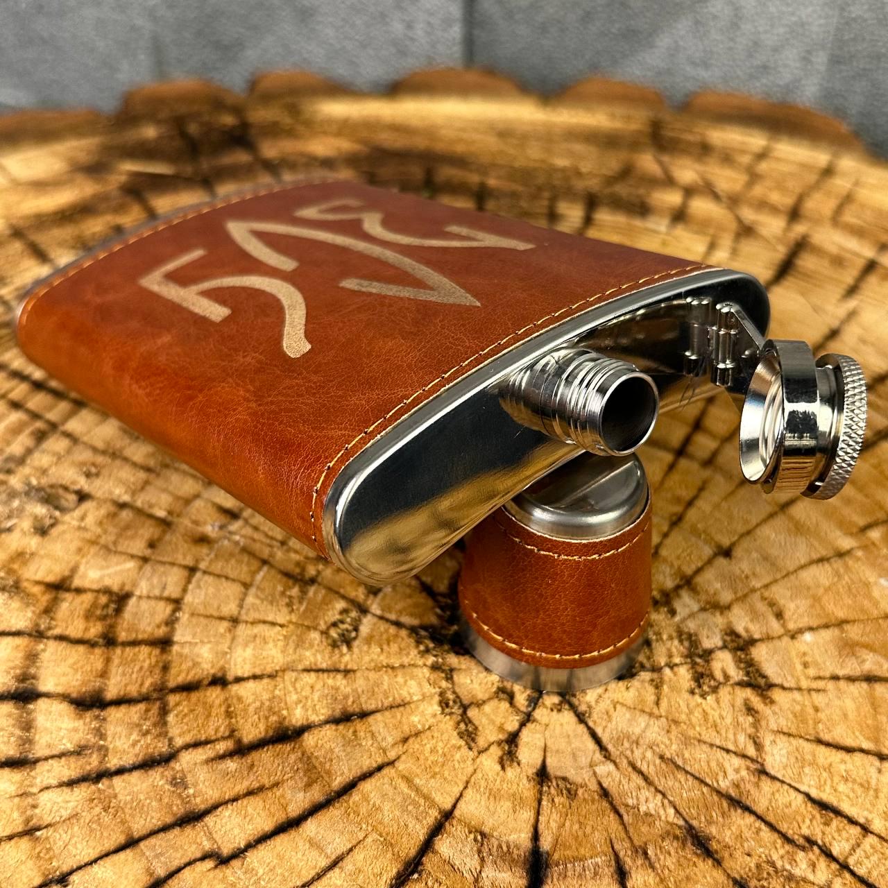 Набір фляга для алкоголю і 4 чарки в подарунковій коробці з гравіюванням ЗСУ - фото 6 Набір фляга для алкоголю і 4 чарки в подарунковій коробці з гравіюванням ЗСУ - фото 6