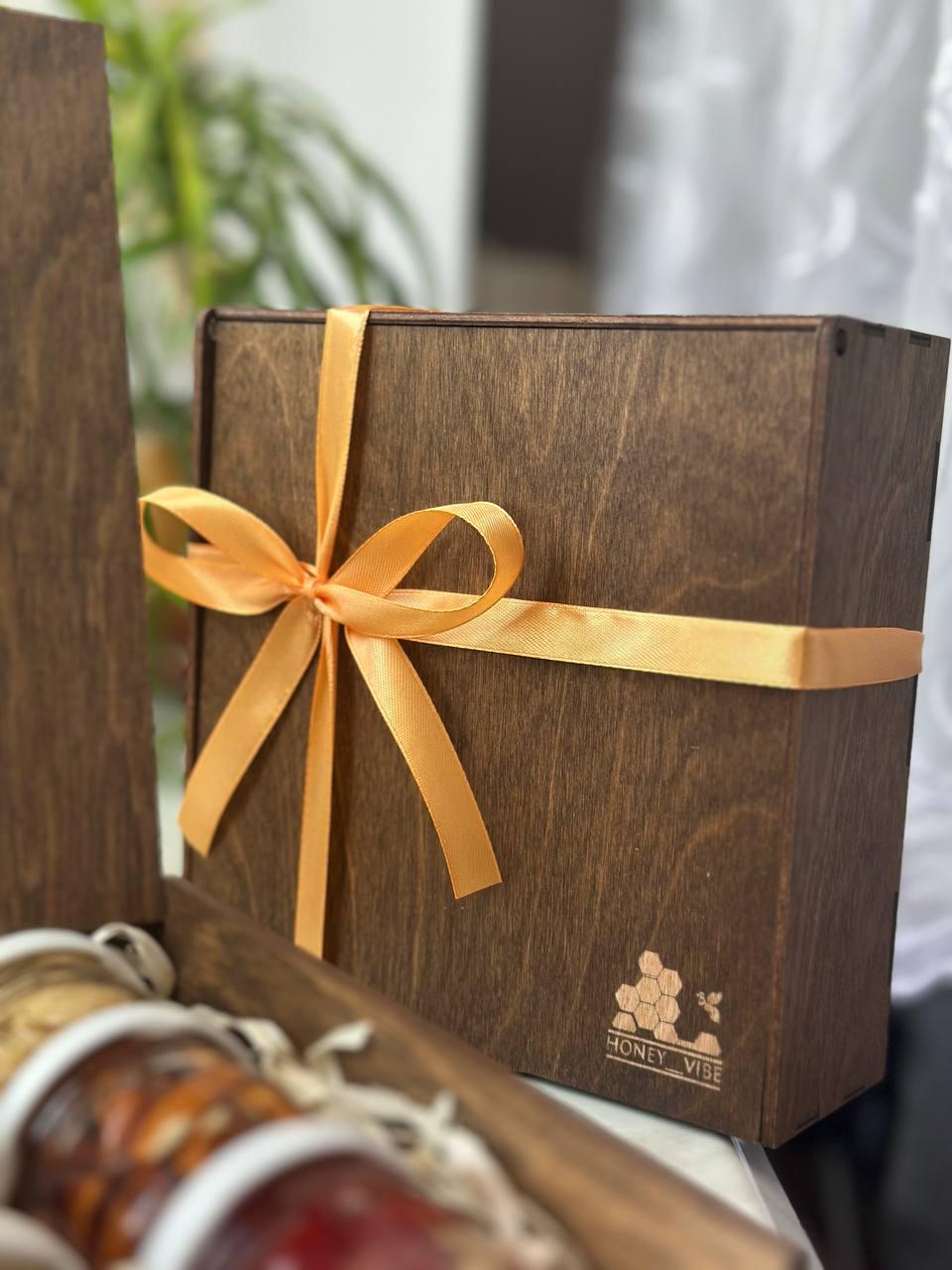 Подарунковий набір у фірмовій дерев'яній коробці горішки в меді акації 6 баночок по 130 г - фото 2 Подарунковий набір у фірмовій дерев'яній коробці горішки в меді акації 6 баночок по 130 г - фото 2