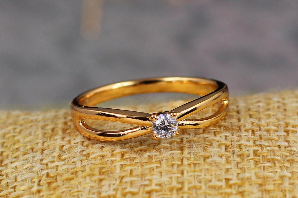 Кольцо Xuping Jewelry Бесконечность с фианитом в серединке р. 20 Золотистый