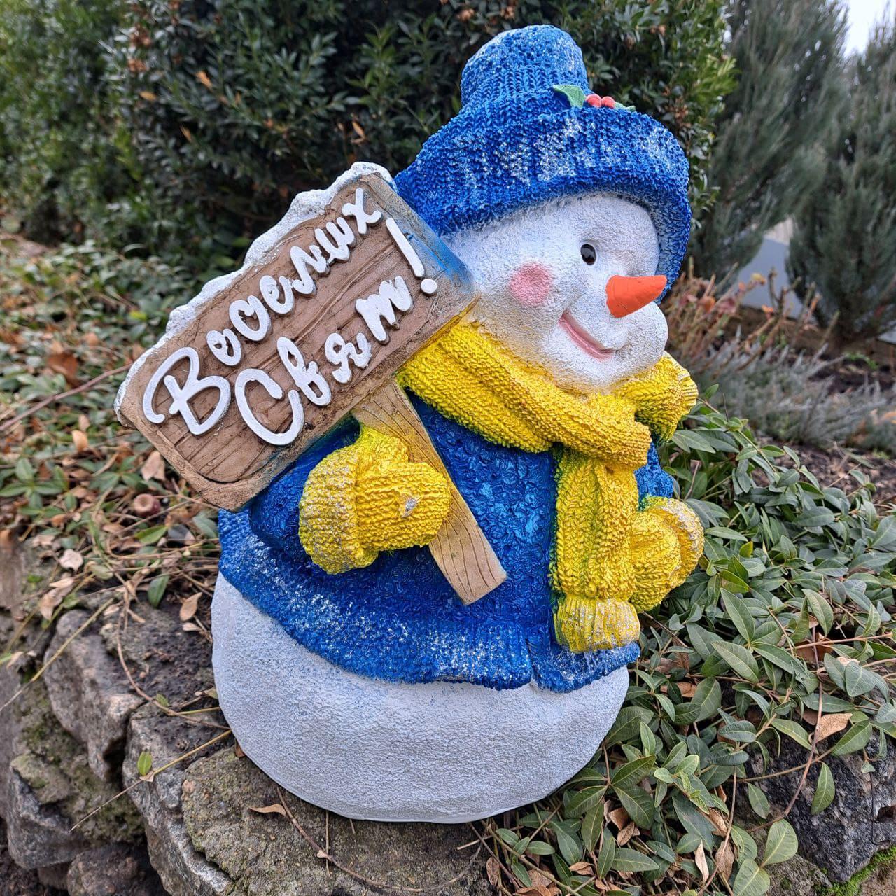 Фігура новорічна вулична Сніговик в з табличкою "Веселих Свят!" варіант 2 40х29х23 см Синій - фото 2 Фігура новорічна вулична Сніговик в з табличкою "Веселих Свят!" варіант 2 40х29х23 см Синій - фото 2