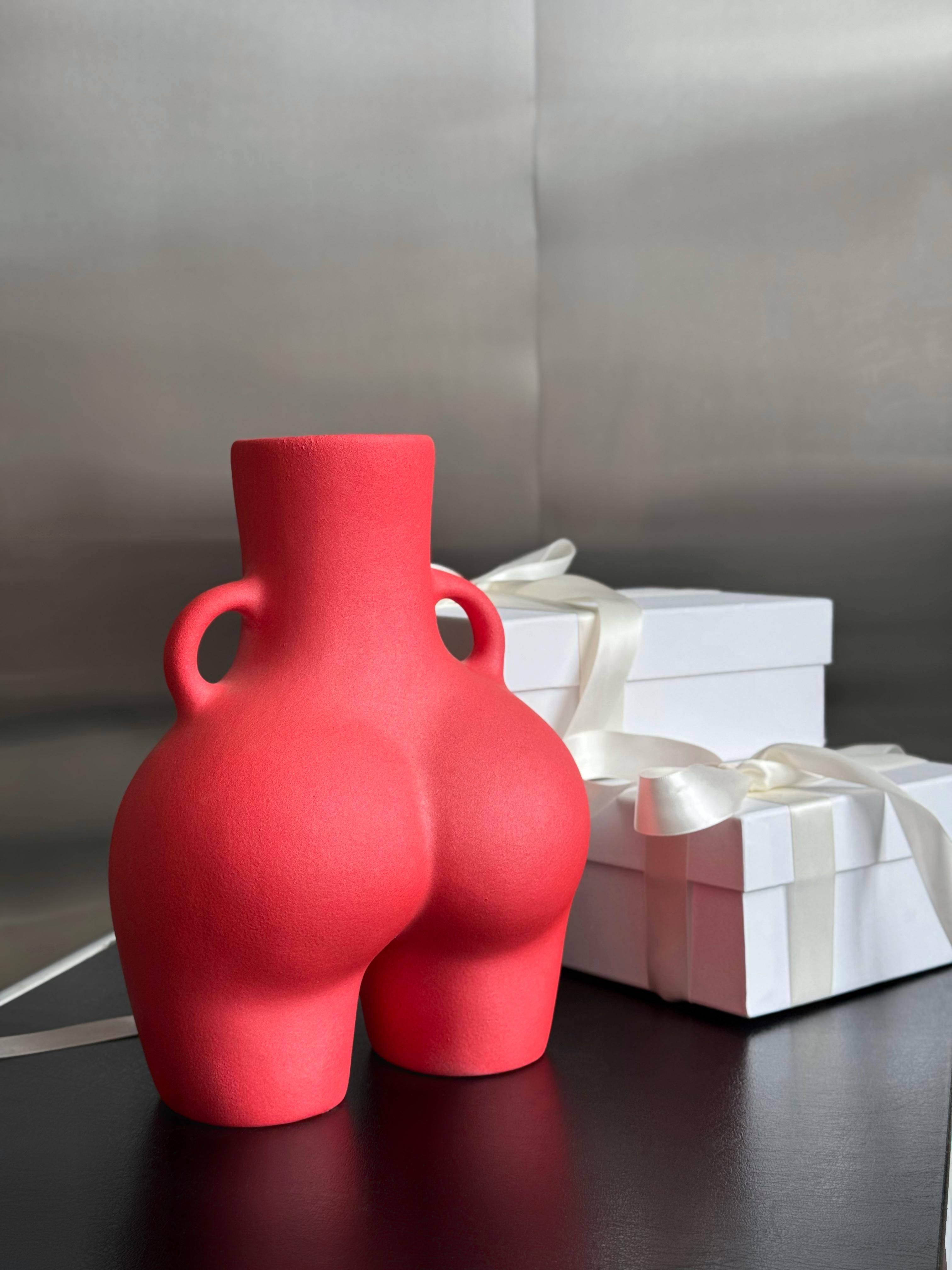 Ваза у формі жіночої попи Лола 25х18 см Червоний - фото 4