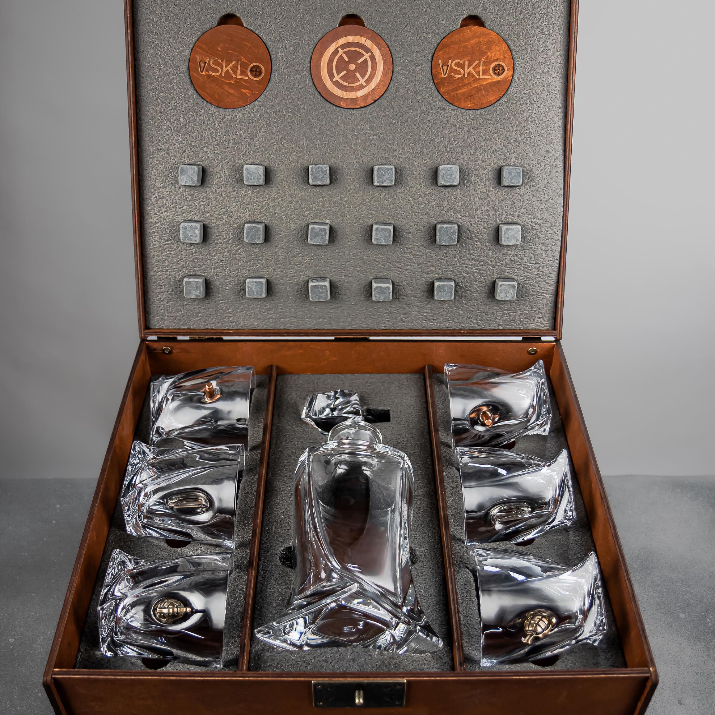 Подарочный набор Leo 7 с хрустальным графином и с хрустальным стаканом VSKLO с настоящей пулей и Гербом Украины