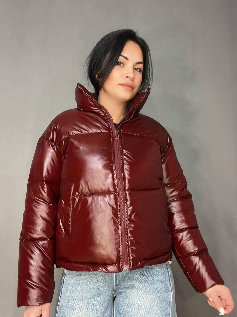 Куртка женская Lady Yep 9073 глянцевая пуффер с карманами без капюшона короткая р. 46 Бордовый (3536)