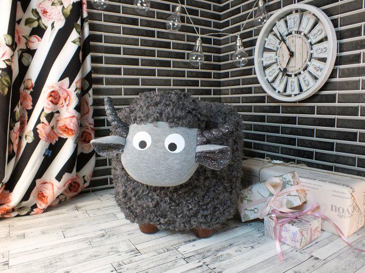 Пуф детский Meblityt Барашек Шон рогатый 45х30х30 Темно-серый (BHR200409) Пуф детский Meblityt Барашек Шон рогатый 45х30х30 Темно-серый (BHR200409)