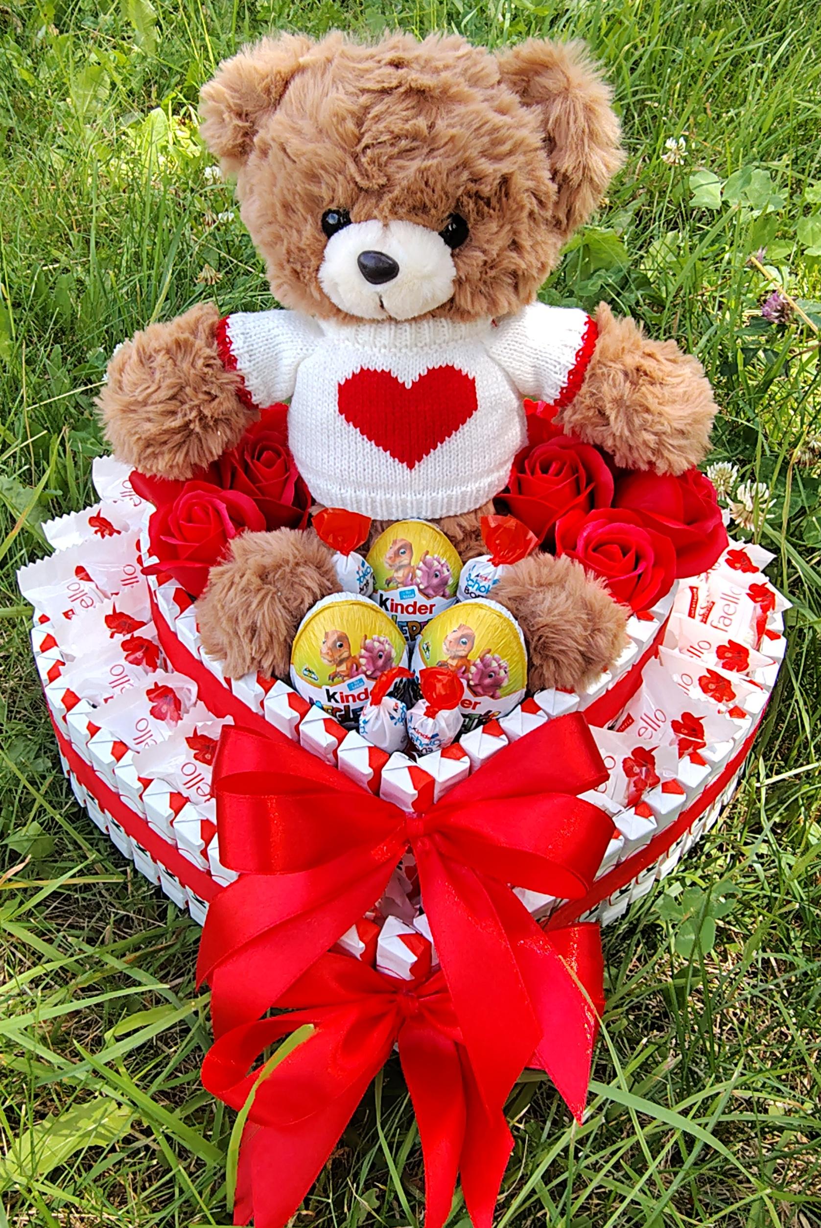 Подарочный набор из конфет с игрушкой Kinder и Raffaello в форме сердца (t016)