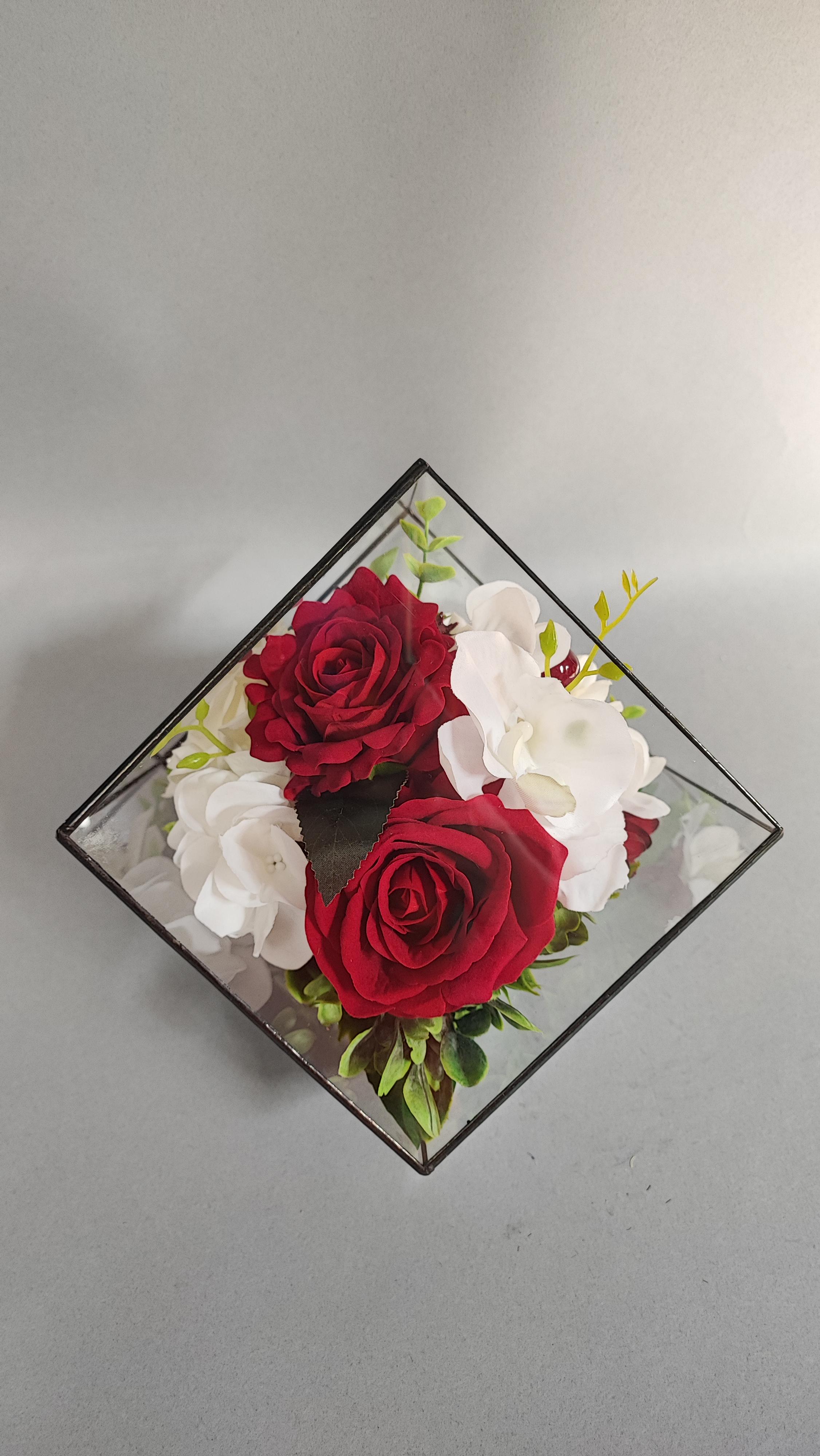 Искусственные цветы скорби траурные ритуальные под стеклом С любовью в сердце куб 24х24х24 см