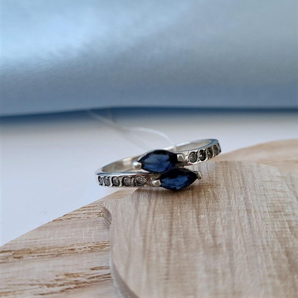 Кольцо женское из серебра вставка синие камни черненое 925 проба р. 17,5 1,50 г (1098)