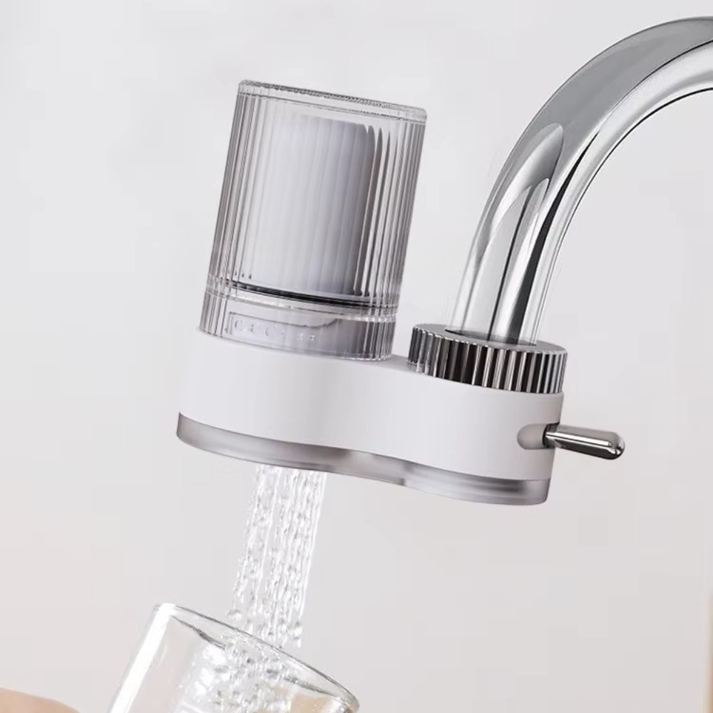 Фільтр насадка для очищення води на кран в кухню та ванну кімнату з універсальними насадками Білий